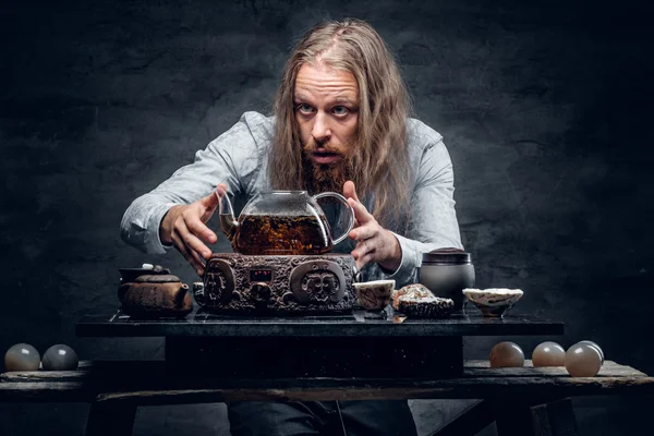 Бородатий чоловік готує чай — стокове фото