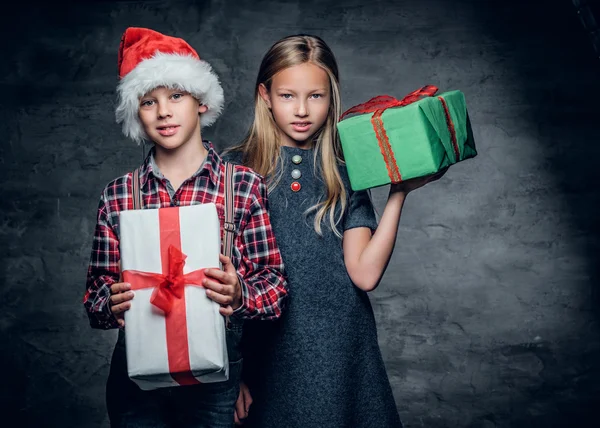 Boy in Santa's hat and cute girl — Stockfoto