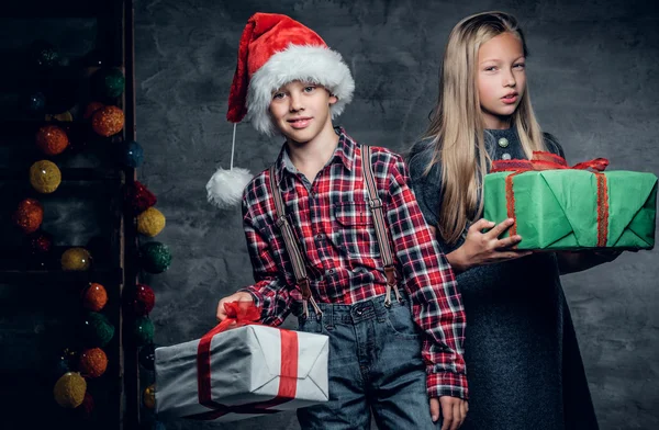 Menino no chapéu de Papai Noel e bonito menina — Fotografia de Stock