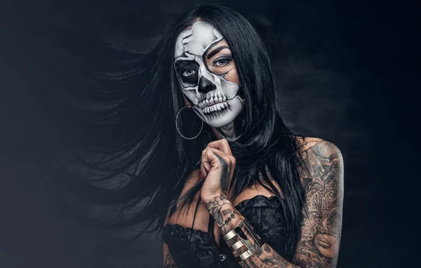 Татуированная девушка с макияжем черепа — стоковое фото