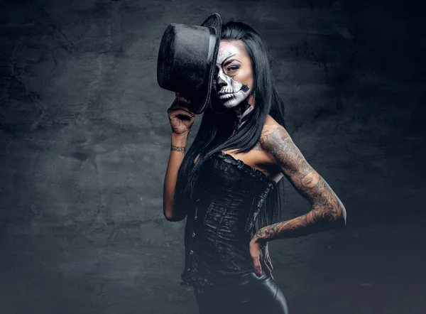 Girl in stylish top hat with skull make up. — Stock Photo, Image