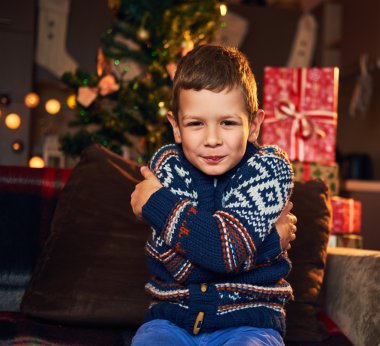Kış sıcak giysiler içindeki çocuk