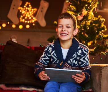 Boy gülümseyerek tablet Pc tutar