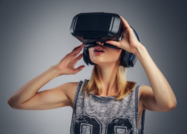 Sanal gerçeklik gözlüğü takan kız