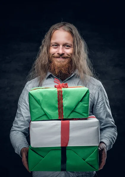 Bearded man holds the present boxes — Stock fotografie