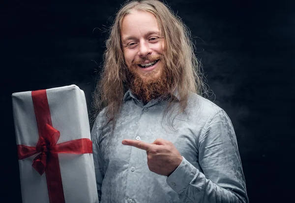 Bearded man holds the present box — Stock Photo, Image