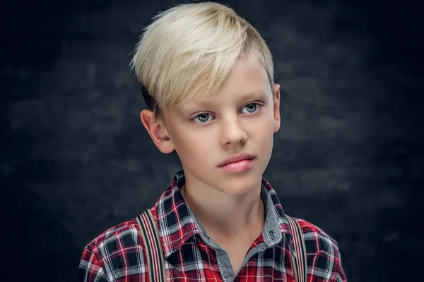 Schattige blonde jongen in een shirt — Stockfoto