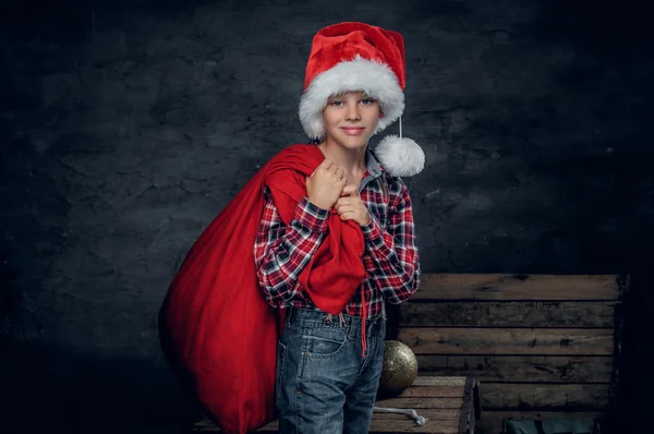Мальчик держит новогодний мешок — стоковое фото