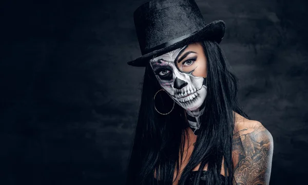 Girl in stylish top hat with skull make up. — Stock Photo, Image