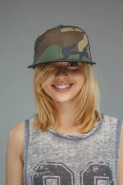 Позитивна блондинка в військовій шапці . — стокове фото