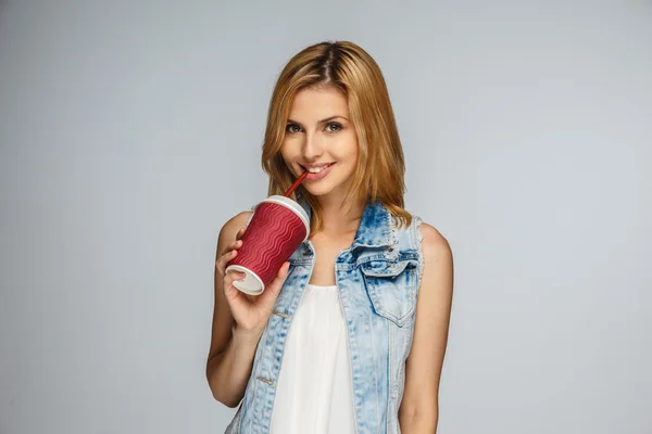 Ragazza bionda con tazza di caffè — Foto Stock