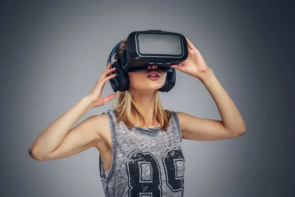 Meisje draagt virtual reality bril — Stockfoto