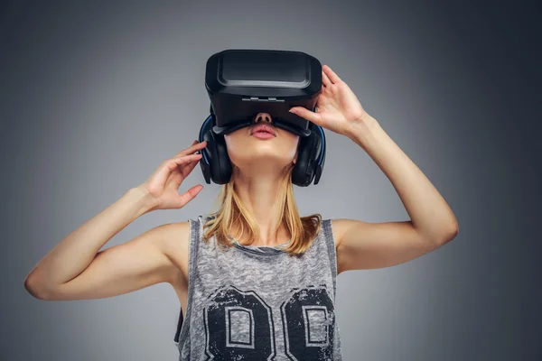 Meisje draagt virtual reality bril — Stockfoto