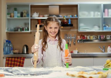 Hamur yapma olumlu küçük kız