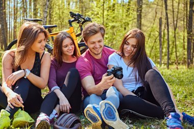 İnsanlar Bisiklete binmek sonra rahatlatıcı Groupe