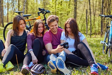 İnsanlar Bisiklete binmek sonra rahatlatıcı Groupe