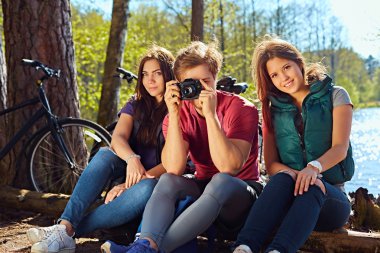 İki kız ve bir erkek fotoğraf fotoğraf çekmek