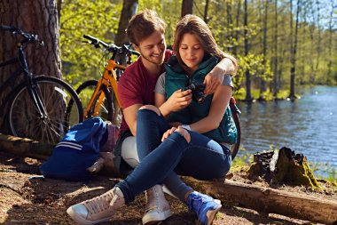 Gülümseyen erkek kız arkadaşına resimleri gösterme