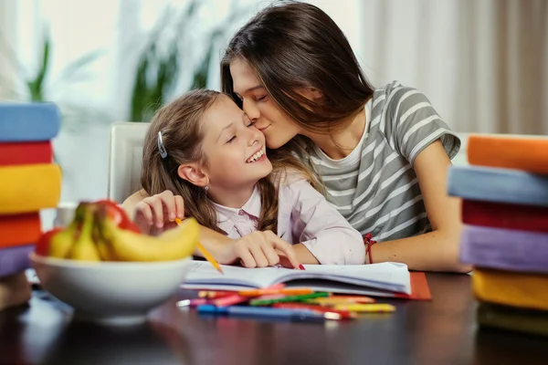 Ragazze che studiano a tavola con molti libri . — Foto Stock