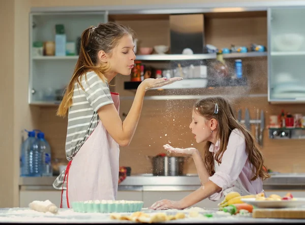 Zwei Mädchen haben Spaß in der Küche — Stockfoto