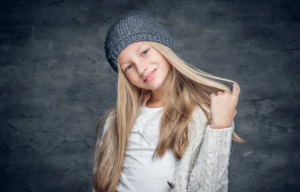 Blonde girl in a warm winter hat — Stockfoto