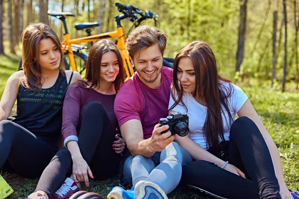 Gruppo di persone che si rilassano dopo un giro in bicicletta — Foto Stock