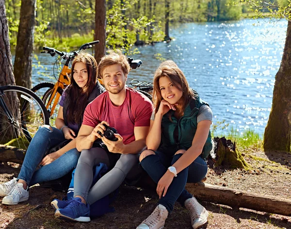 Adam ve iki kızı kamera kullanarak 