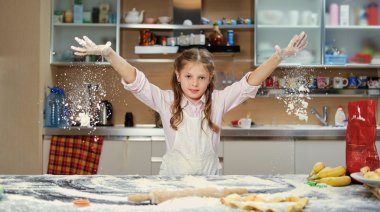 Hamur yapma olumlu küçük kız