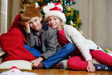 Çocuklar Noel zamanda gülümseyen