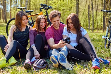 İnsanlar Bisiklete binmek sonra rahatlatıcı Groupe