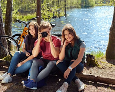 İki kız ve bir erkek fotoğraf fotoğraf çekmek