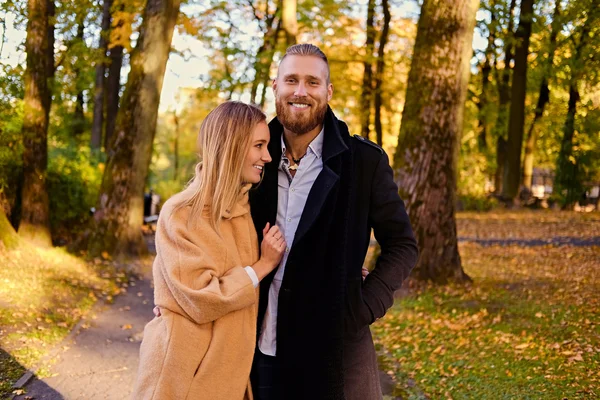 Verliefde paar op datum in een herfst park — Stockfoto
