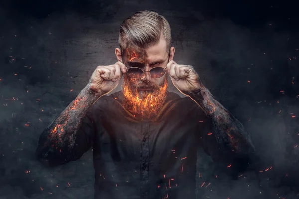 Hombre demoníaco con barba ardiente — Foto de Stock