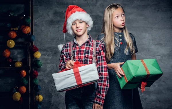 Boy in Santa 's hat and cute girl — стоковое фото