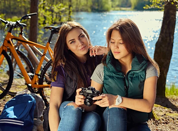 Two girls using compact photo camera — Stockfoto