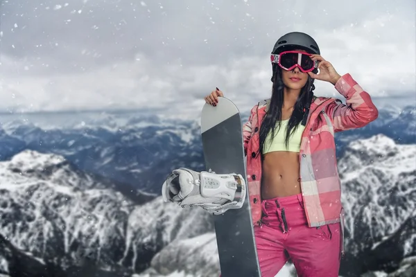 スポーティな女性が山でスノーボードを保持します。 — ストック写真