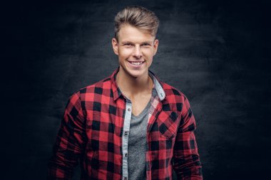 Kırmızı gömlekli olumlu şık erkek.