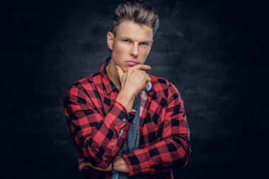 Düşünceli şık genç erkek 