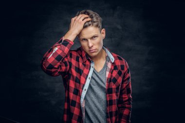 Saçları dokunmadan erkek vogue modeli.