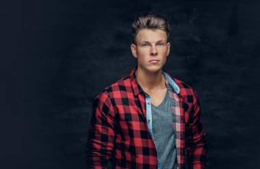 Kırmızı gömlekli olumlu şık erkek.