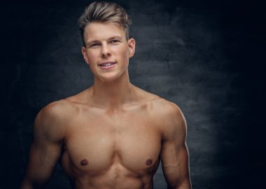 Gömleksiz sportif erkek 