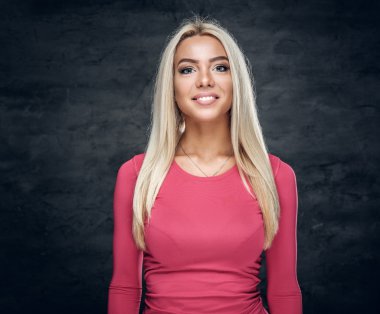 Pembe ceket sarışın kadın gülümseyerek.