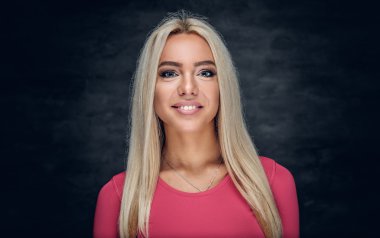 Pembe ceket sarışın kadın gülümseyerek.