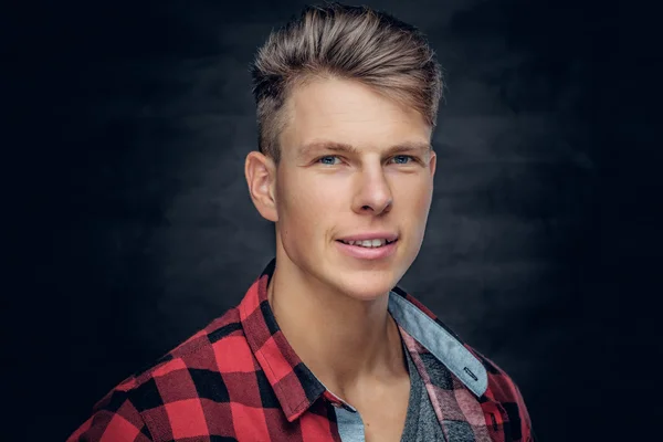 Positieve stijlvolle man in een rood shirt. — Stockfoto