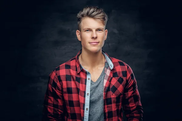 Varón con estilo positivo en una camisa roja . — Foto de Stock