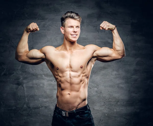 Shirtless atletische mannelijke weergegeven: bicepses. — Stockfoto