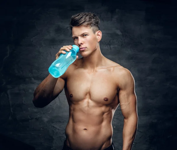 Eau potable masculine musclée torse nu — Photo