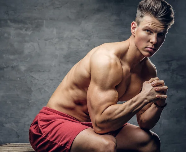 Muskulös man i en röd shorts — Stockfoto
