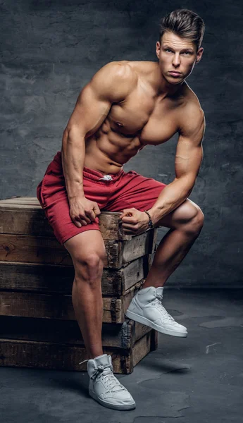 Uomo muscolare in pantaloncini rossi — Foto Stock