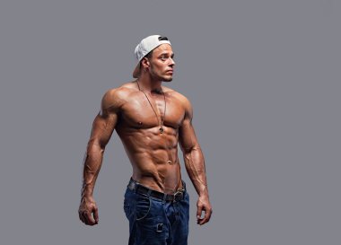 Gömleksiz kaslı erkek kot pantolon